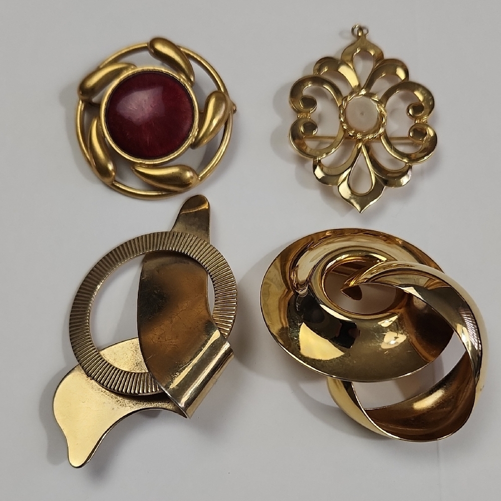 Lot of 4 vintage-style gold-tone brooches and pendants